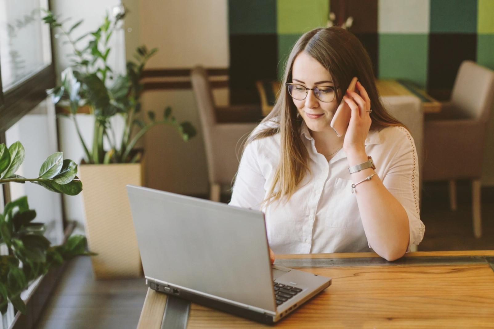 Sesión de formación financiera práctica con casos reales