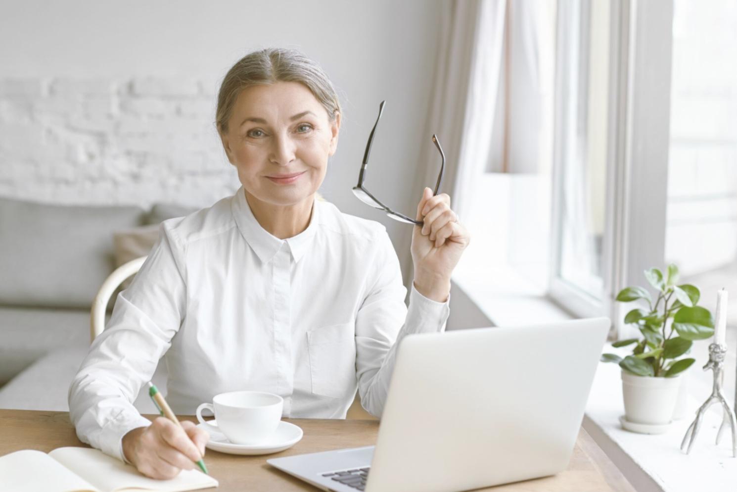 Persona reflexionando sobre estrategias financieras