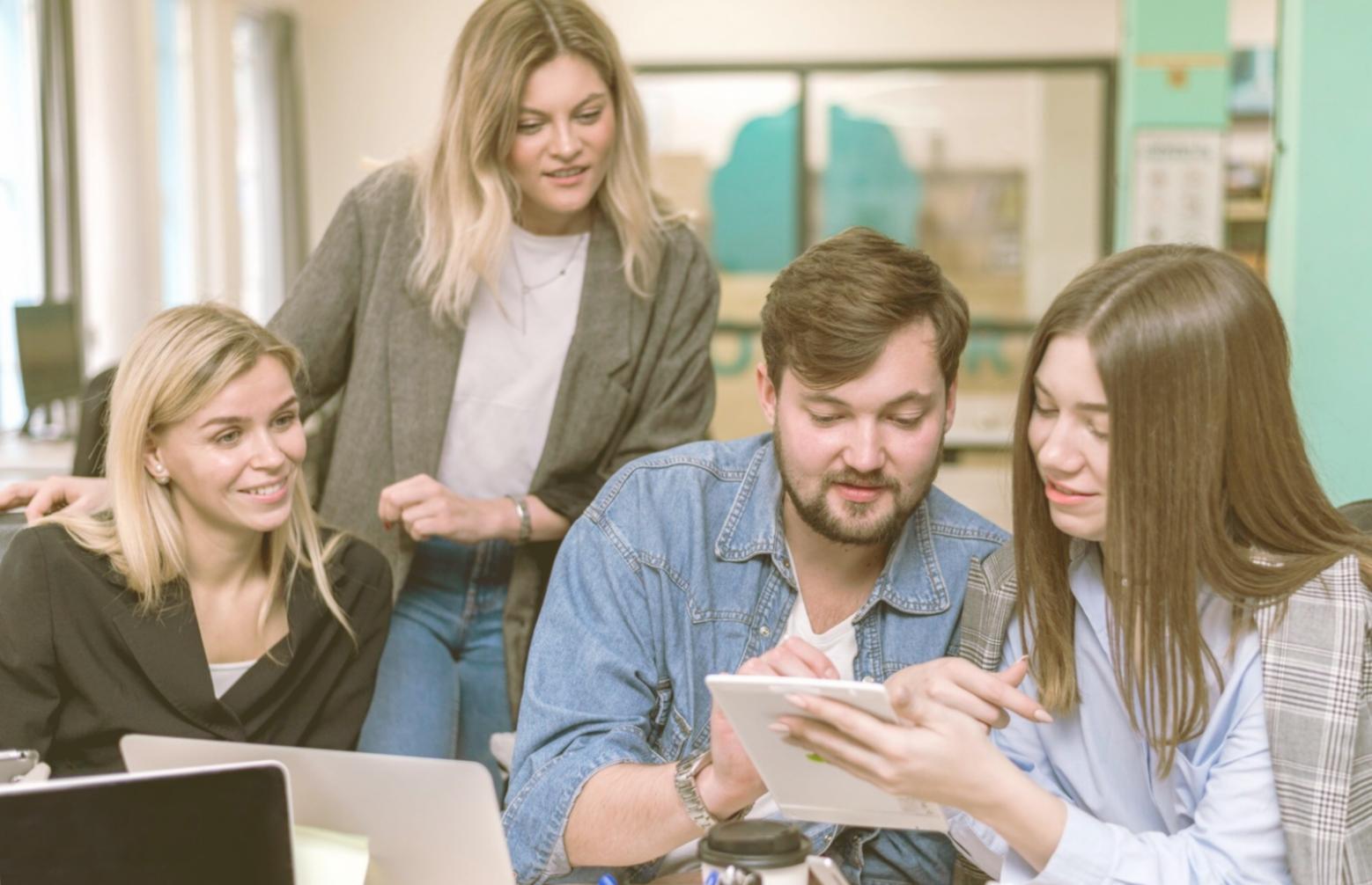 Profesionales trabajando en análisis financiero colaborativo